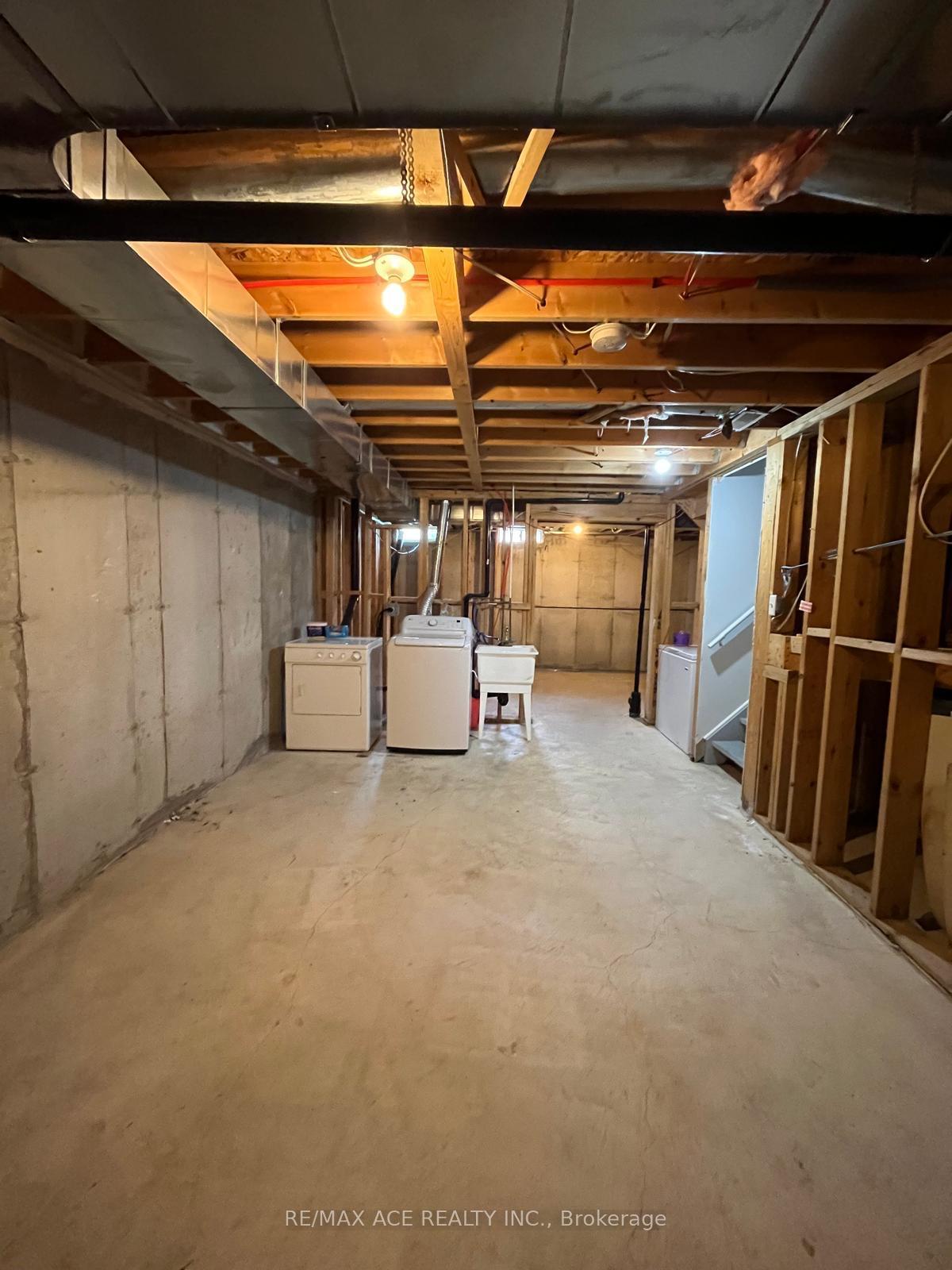 Photo 15 of 46 Gas Lamp Lane, Markham, Cornell — HOMEH