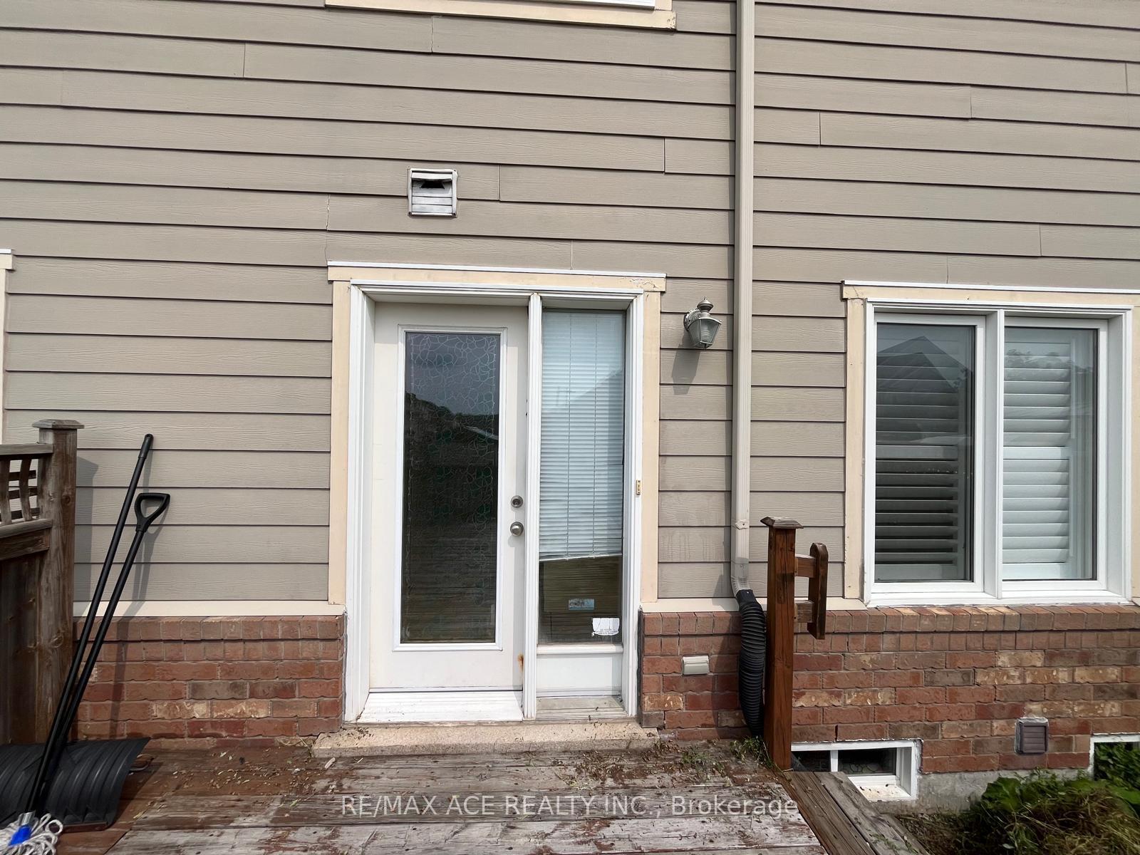 Photo 16 of 46 Gas Lamp Lane, Markham, Cornell — HOMEH