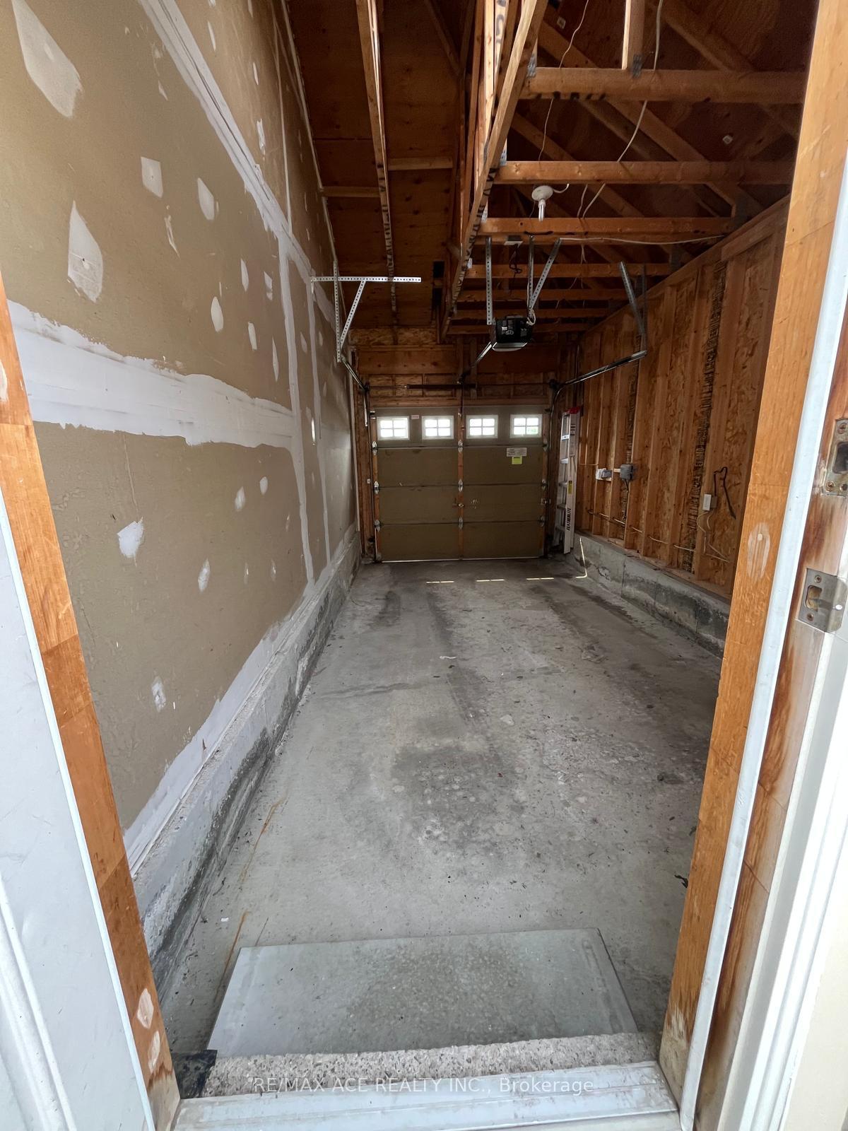 Photo 18 of 46 Gas Lamp Lane, Markham, Cornell — HOMEH