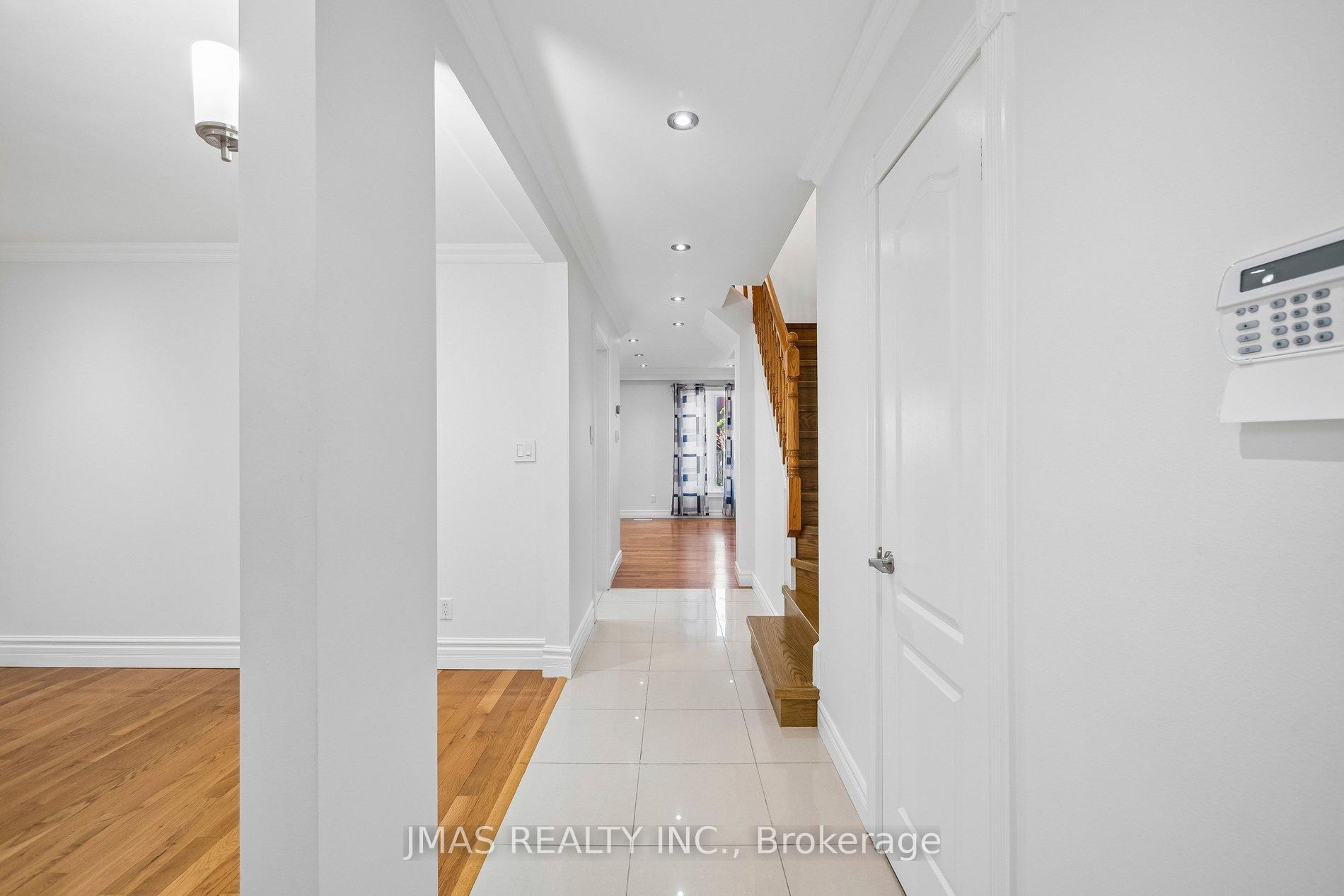 Photo 4 of 44 Ingram Road, Markham, Milliken Mills East — HOMEH