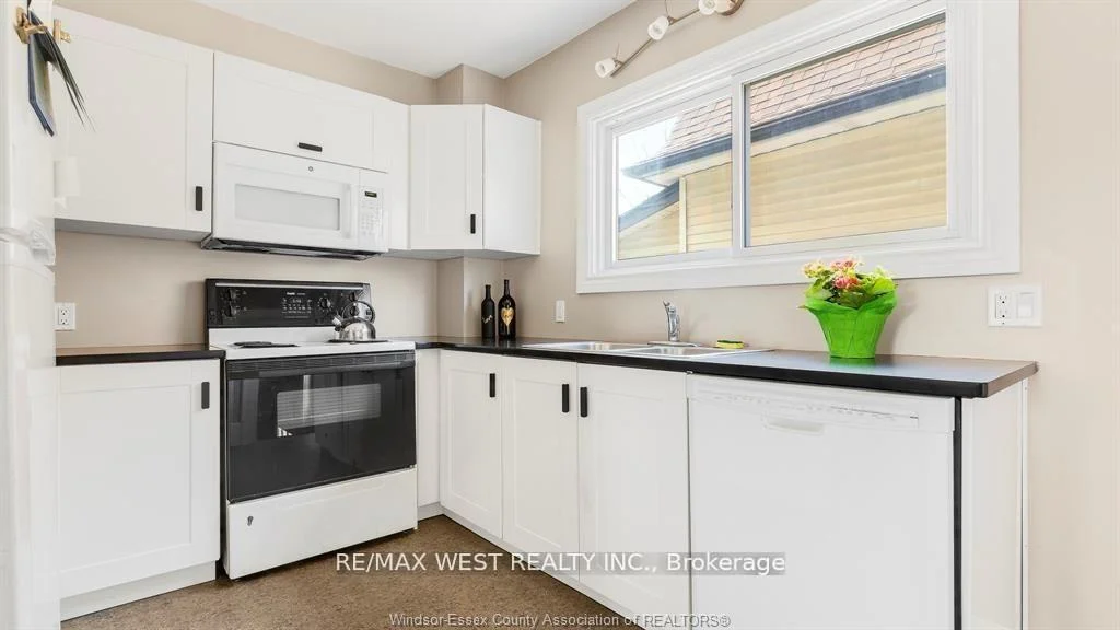 Photo 14 of 959 Westminster Boulevard, Windsor — HOMEH