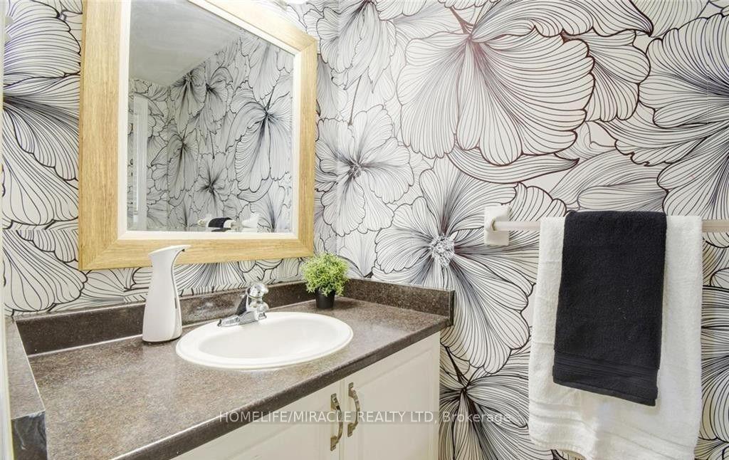 Photo 2 of 501 Highbrook Court, Kitchener, Laurentian Hills/Country Hills W — HOMEH