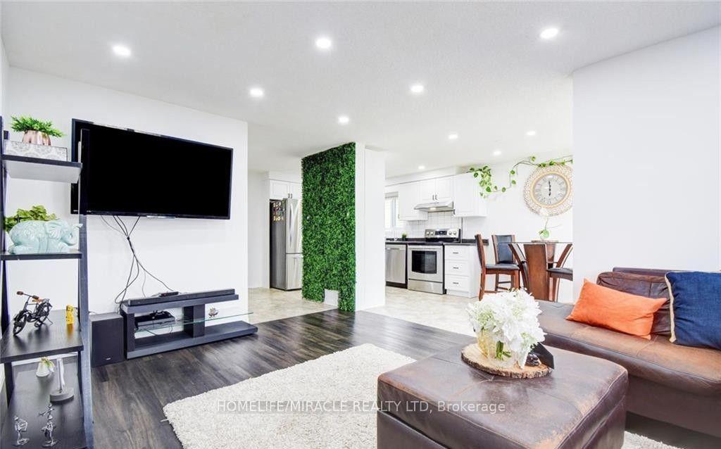 Photo 3 of 501 Highbrook Court, Kitchener, Laurentian Hills/Country Hills W — HOMEH