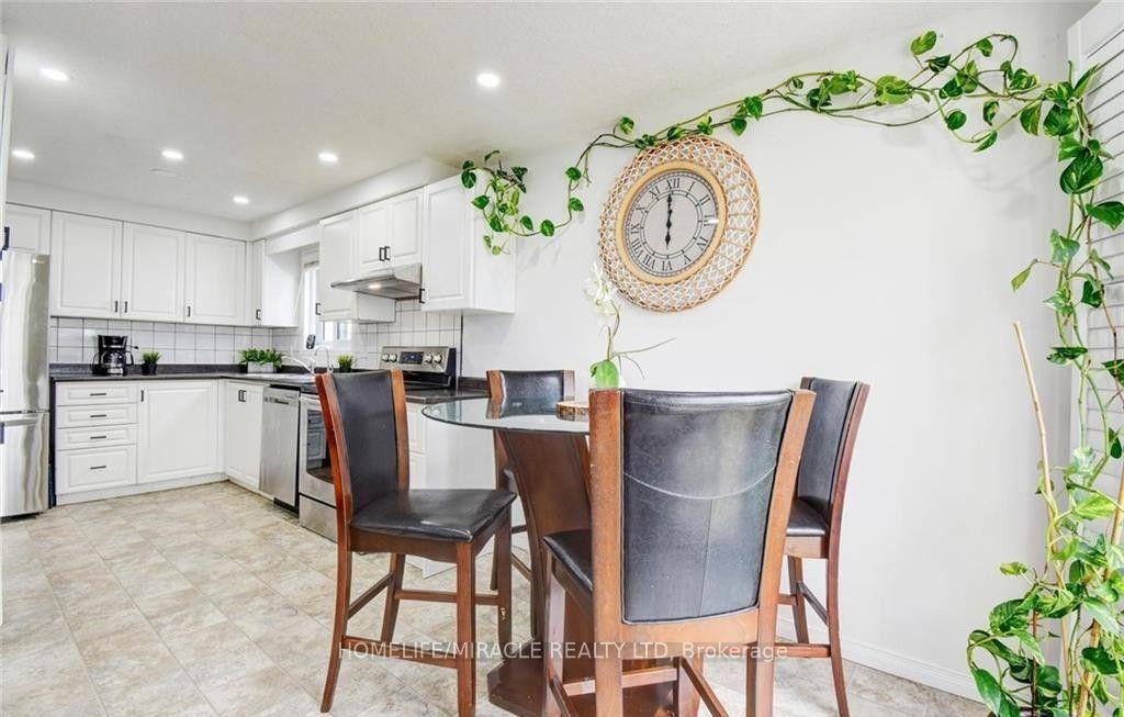 Photo 4 of 501 Highbrook Court, Kitchener, Laurentian Hills/Country Hills W — HOMEH