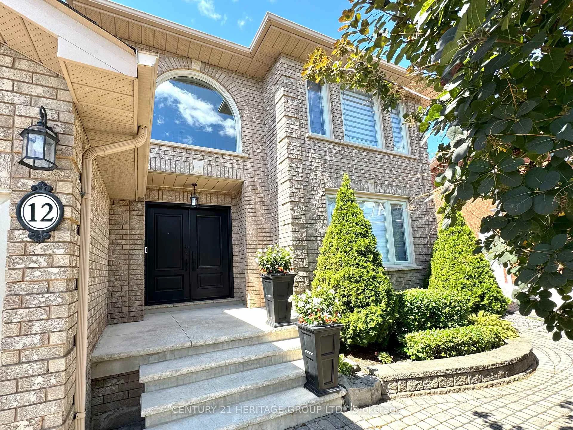 Photo 5 of 12 Lavinio Court, Vaughan, Maple — HOMEH