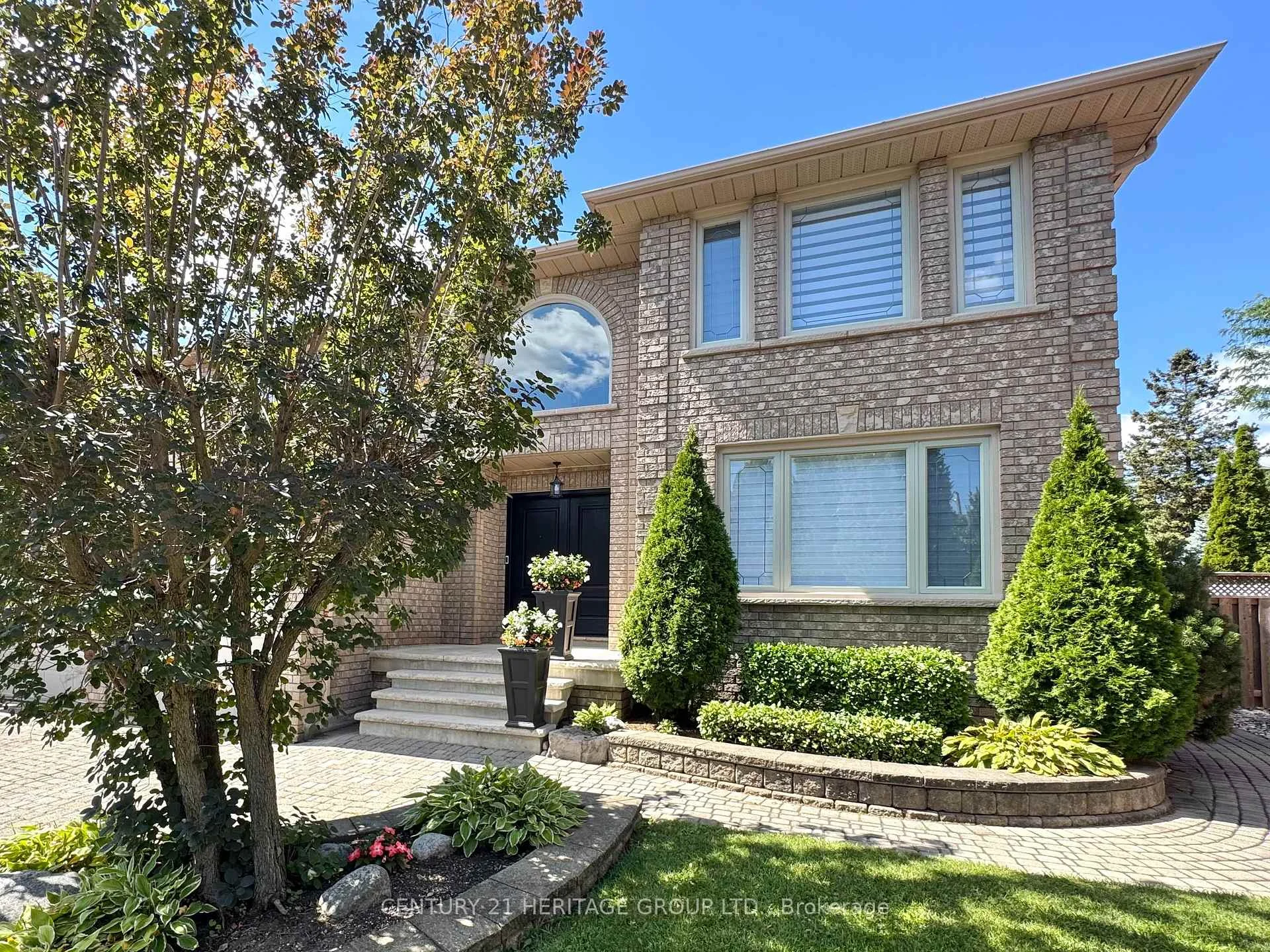 Photo 7 of 12 Lavinio Court, Vaughan, Maple — HOMEH
