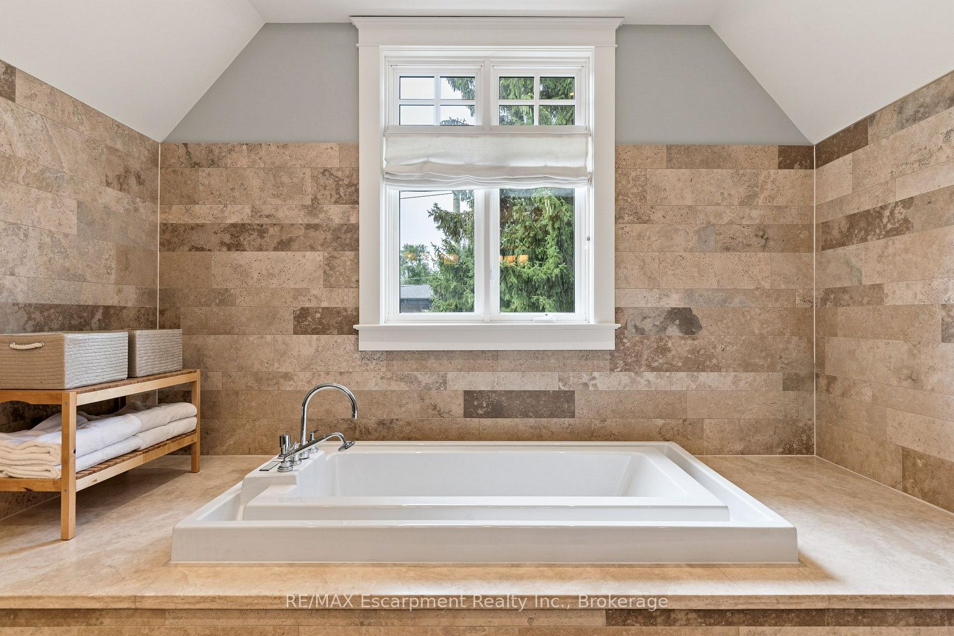 Photo 38 of 411 Wedgewood Drive, Oakville, Morrison — HOMEH