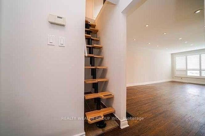 Photo 4 of 271 McConvey Drive, Richmond Hill, Crosby — HOMEH