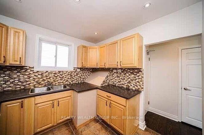 Photo 7 of 271 McConvey Drive, Richmond Hill, Crosby — HOMEH