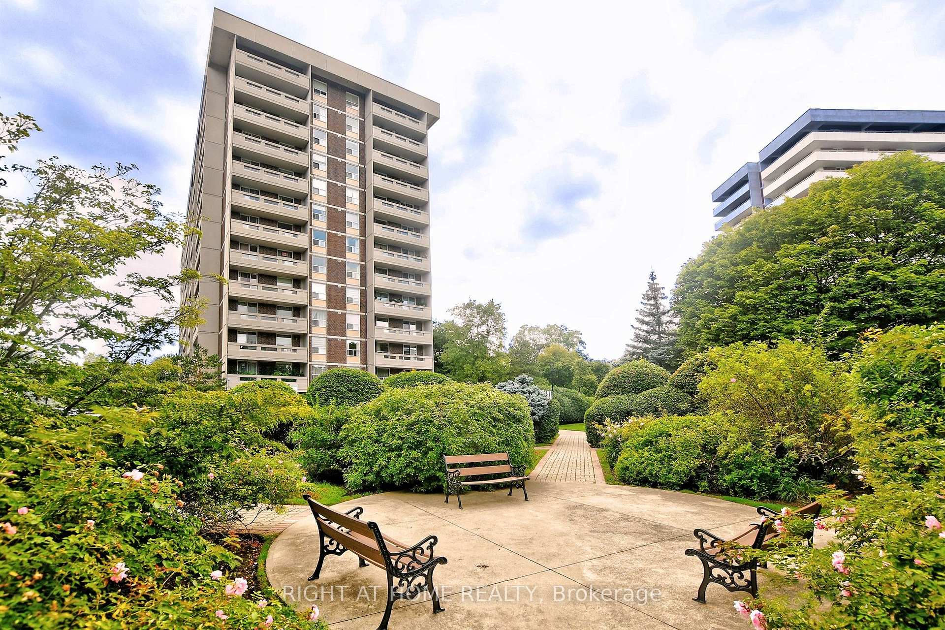 Photo 2 of Unit 806, 60 Inverlochy Boulevard, Markham, Royal Orchard — HOMEH