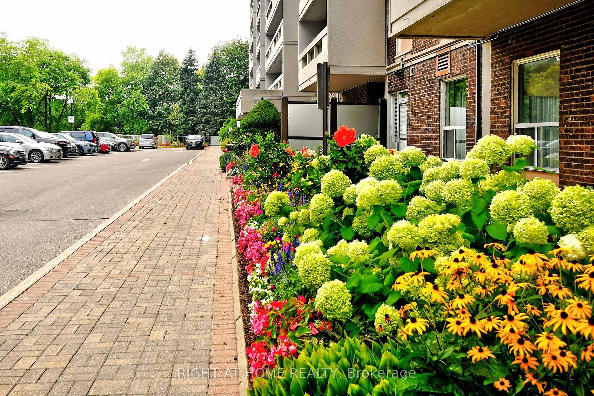 Photo 3 of Unit 806, 60 Inverlochy Boulevard, Markham, Royal Orchard — HOMEH