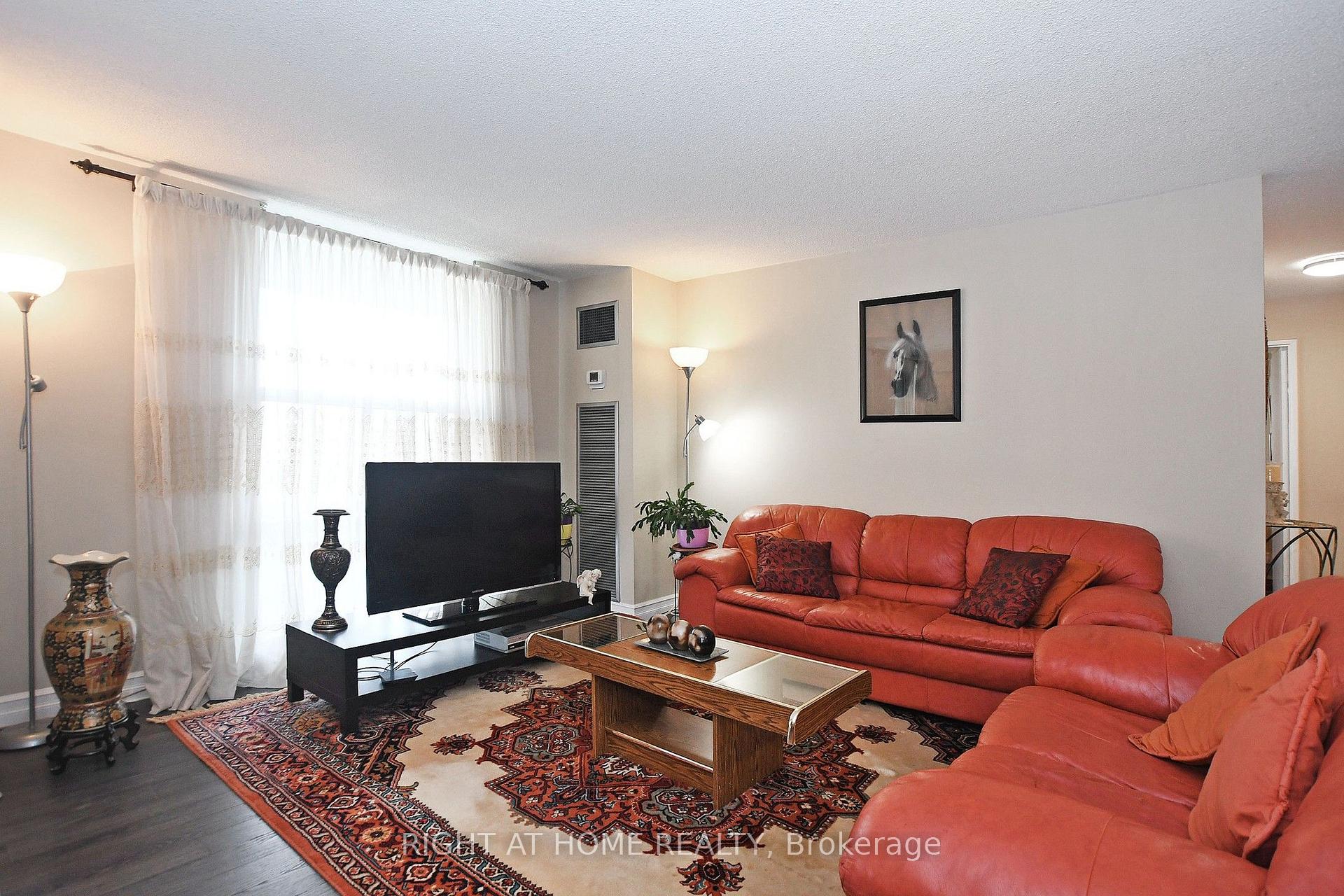 Photo 9 of Unit 806, 60 Inverlochy Boulevard, Markham, Royal Orchard — HOMEH