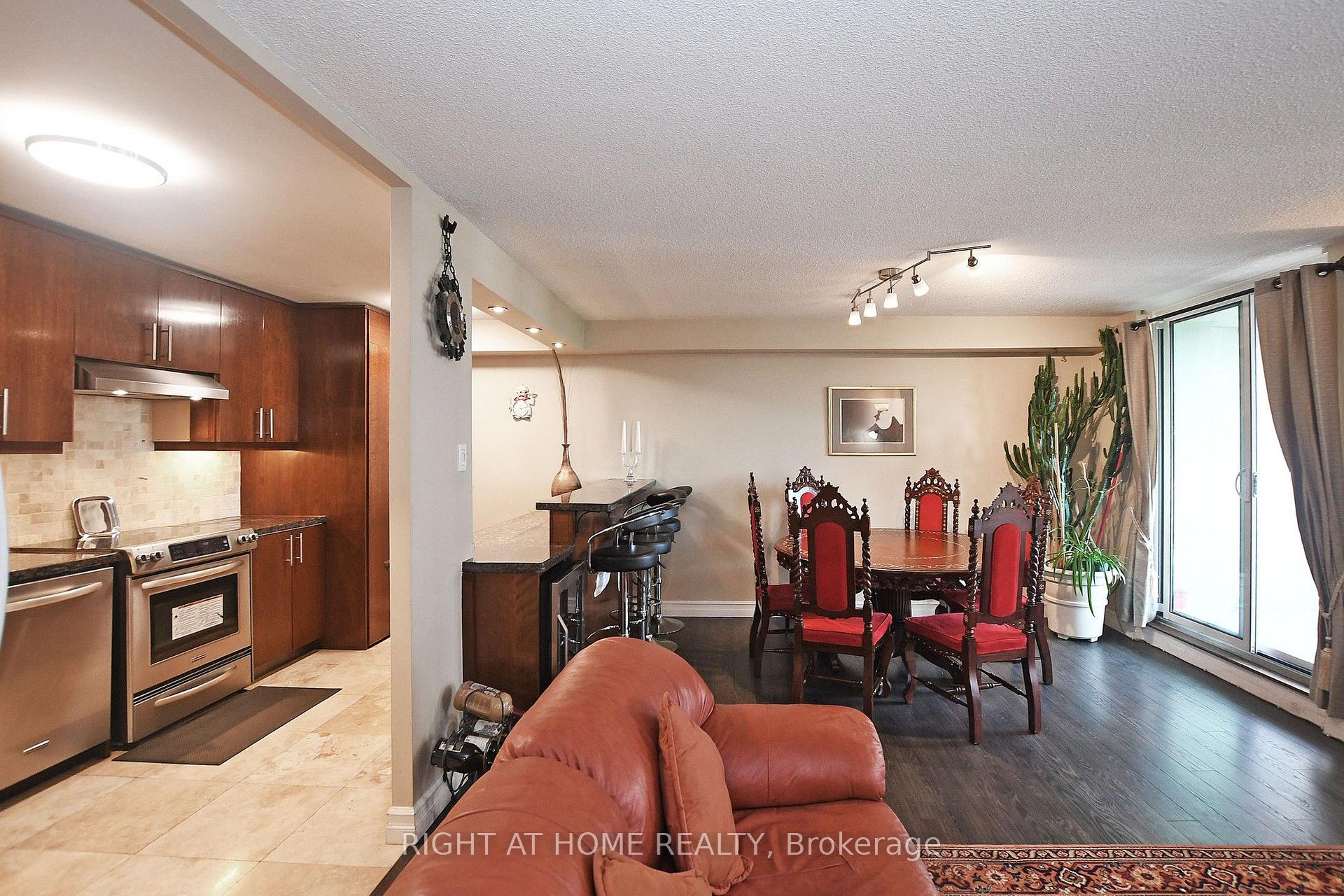 Photo 12 of Unit 806, 60 Inverlochy Boulevard, Markham, Royal Orchard — HOMEH