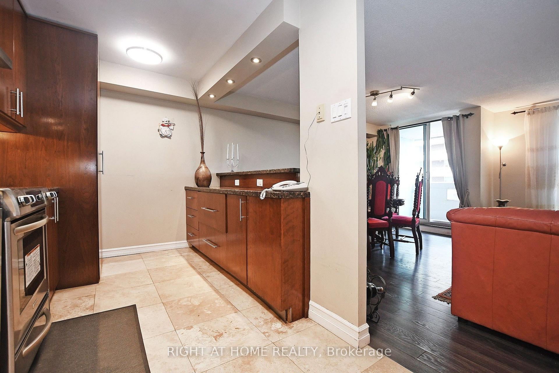 Photo 15 of Unit 806, 60 Inverlochy Boulevard, Markham, Royal Orchard — HOMEH