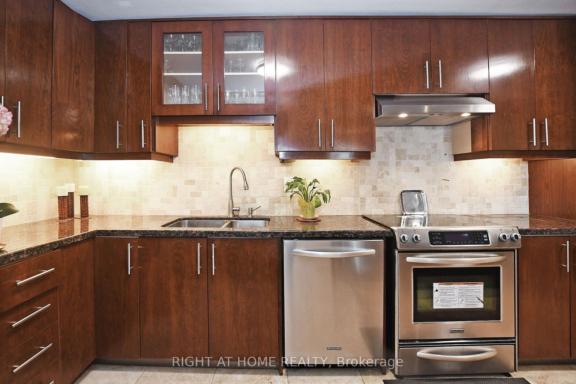 Photo 17 of Unit 806, 60 Inverlochy Boulevard, Markham, Royal Orchard — HOMEH