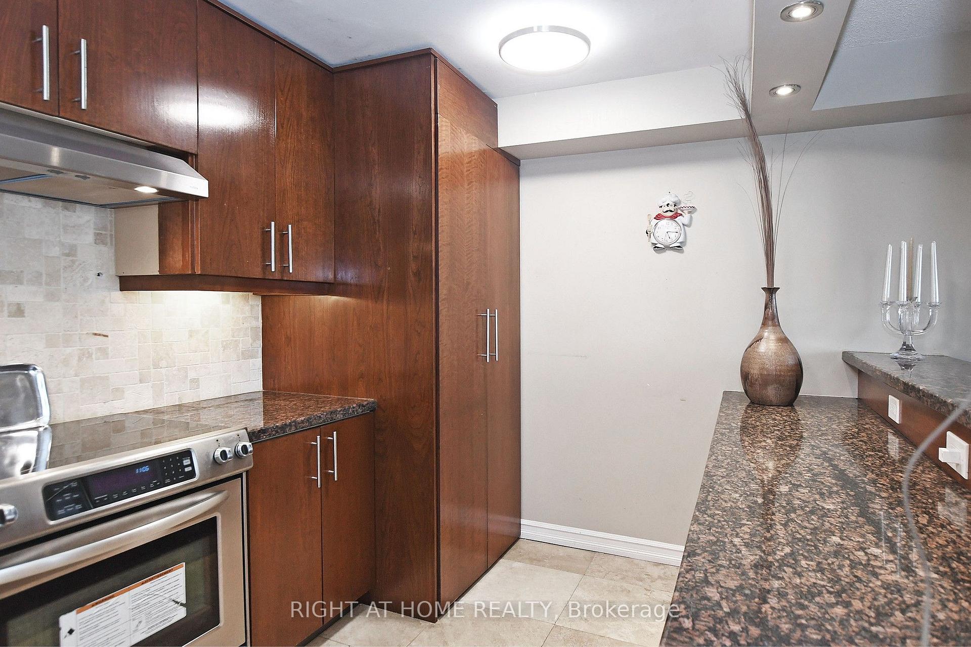 Photo 19 of Unit 806, 60 Inverlochy Boulevard, Markham, Royal Orchard — HOMEH
