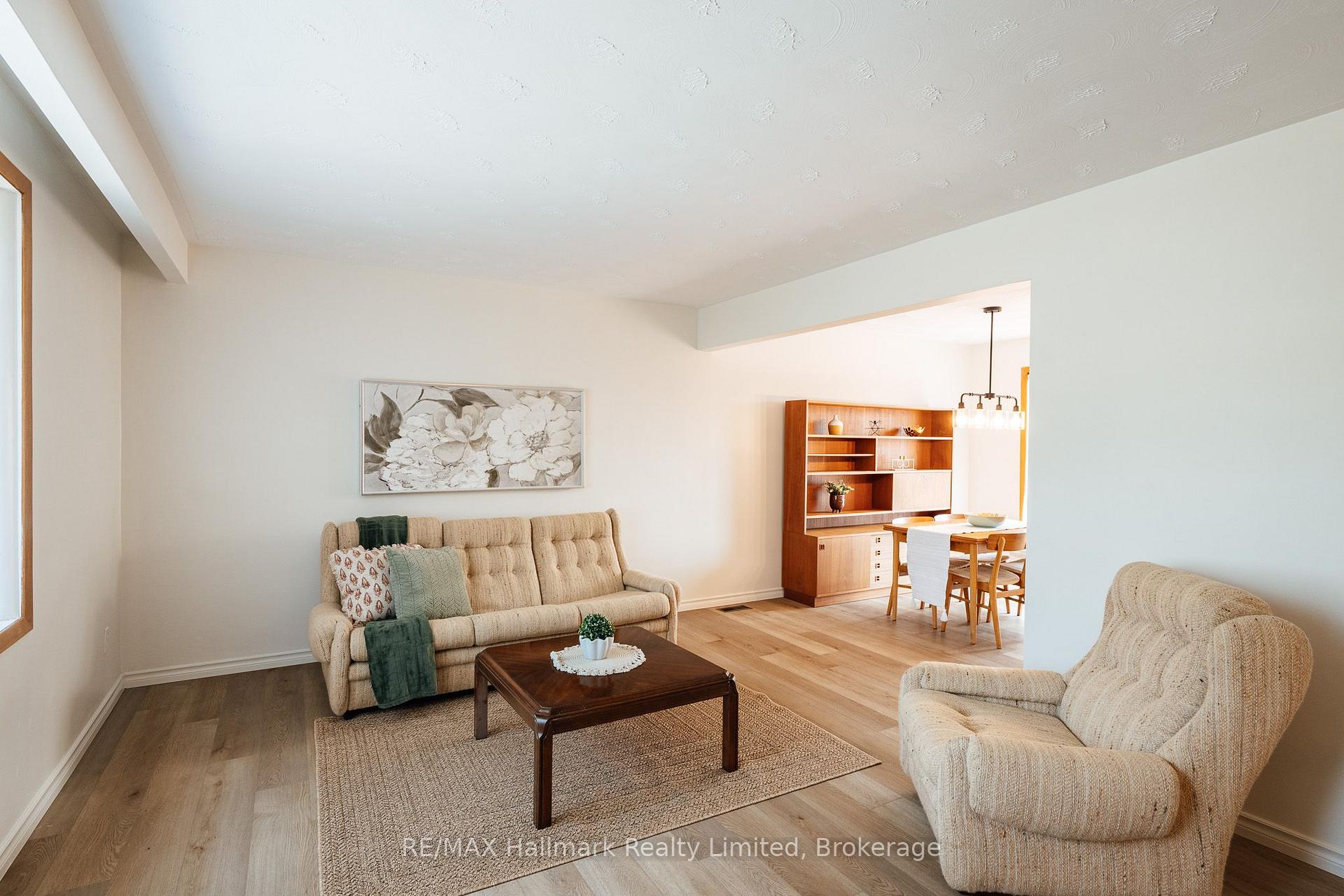 Photo 4 of 117 Old Country Drive, Kitchener, Country Hills — HOMEH