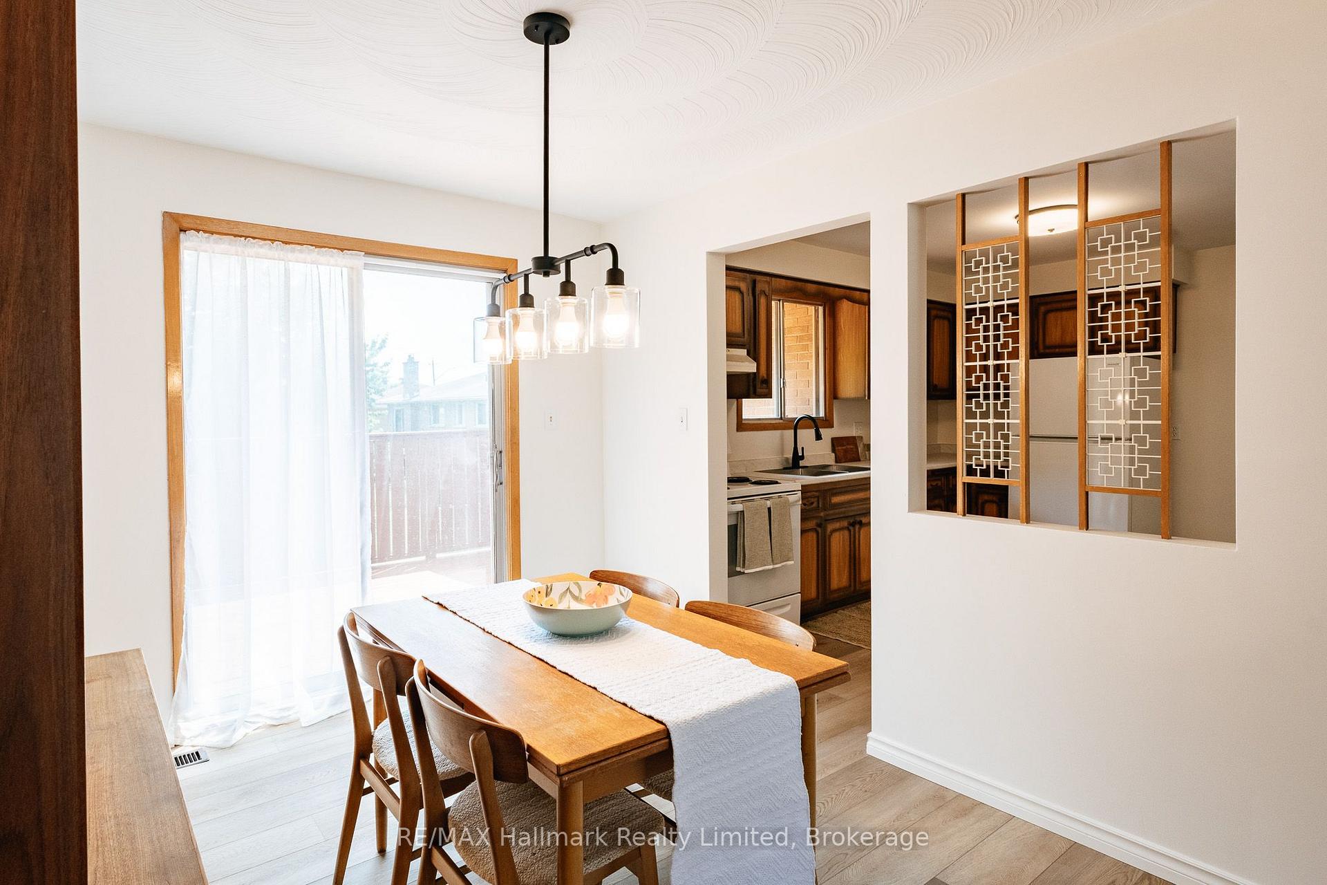 Photo 3 of 117 Old Country Drive, Kitchener, Country Hills — HOMEH