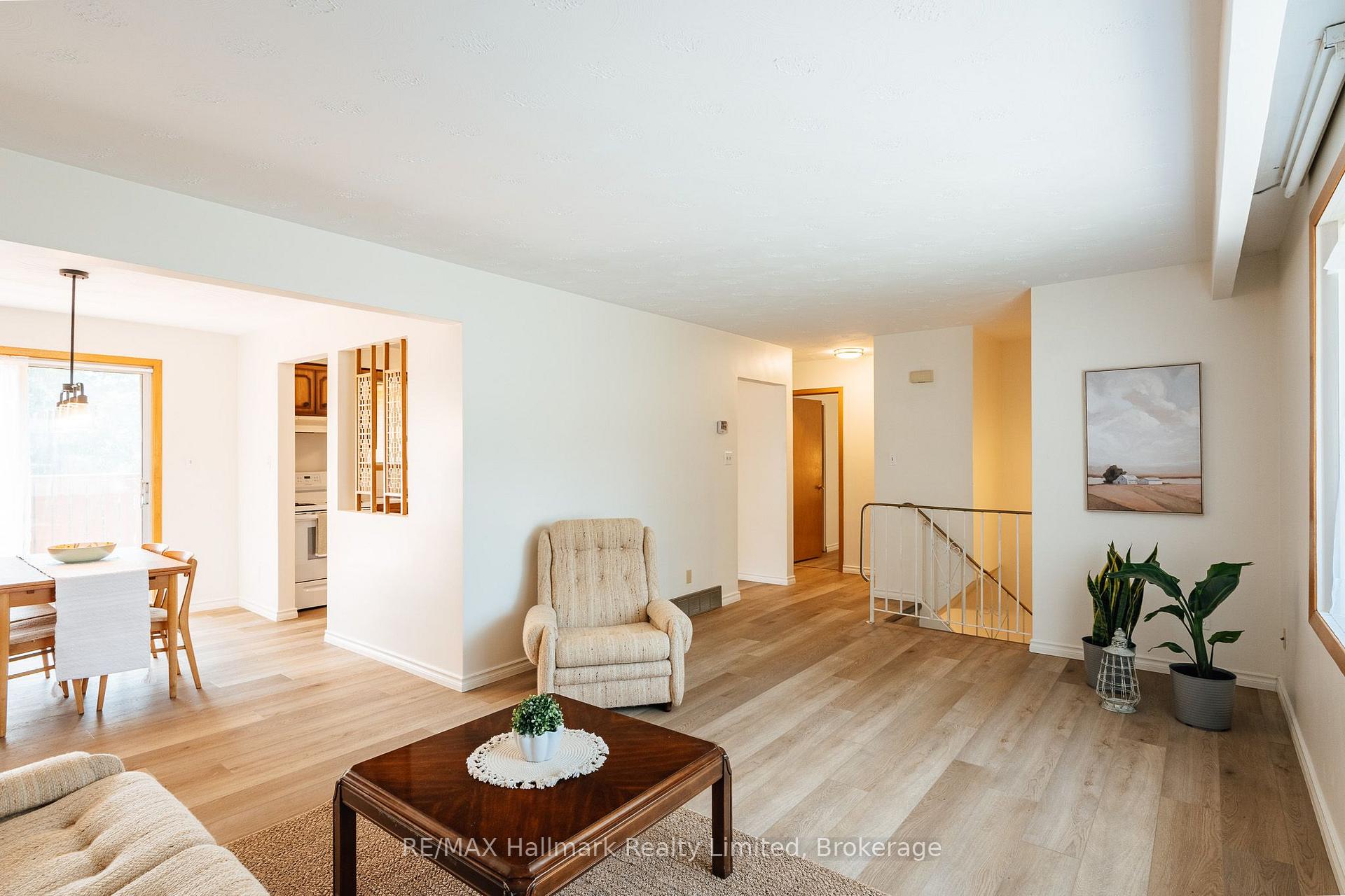 Photo 1 of 117 Old Country Drive, Kitchener, Country Hills — HOMEH