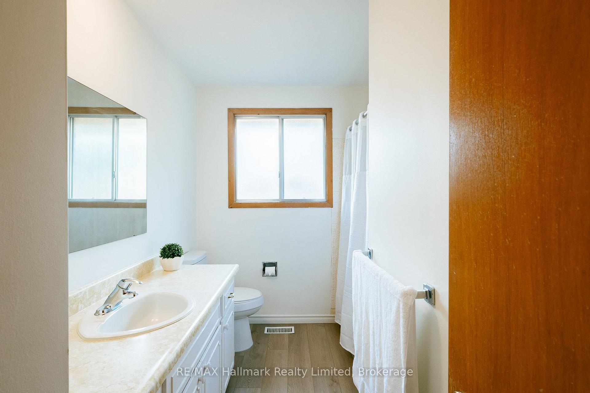 Photo 15 of 117 Old Country Drive, Kitchener, Country Hills — HOMEH