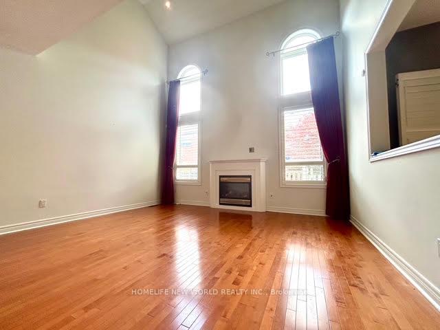 Photo 10 of 30 Chippingwood Manor, Aurora, Bayview Wellington — HOMEH