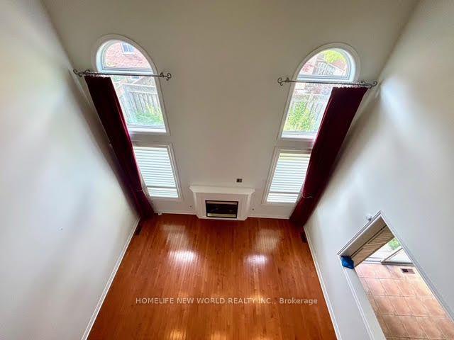 Photo 12 of 30 Chippingwood Manor, Aurora, Bayview Wellington — HOMEH