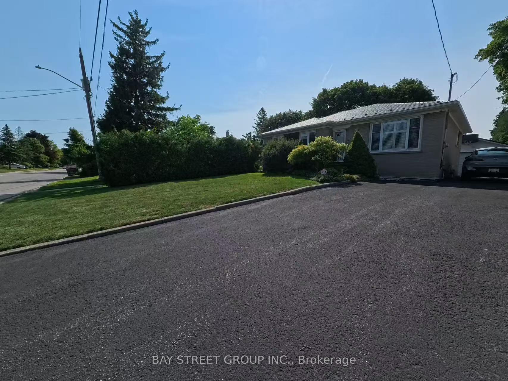 Photo 2 of 402 Osiris Drive, Richmond Hill, Crosby — HOMEH