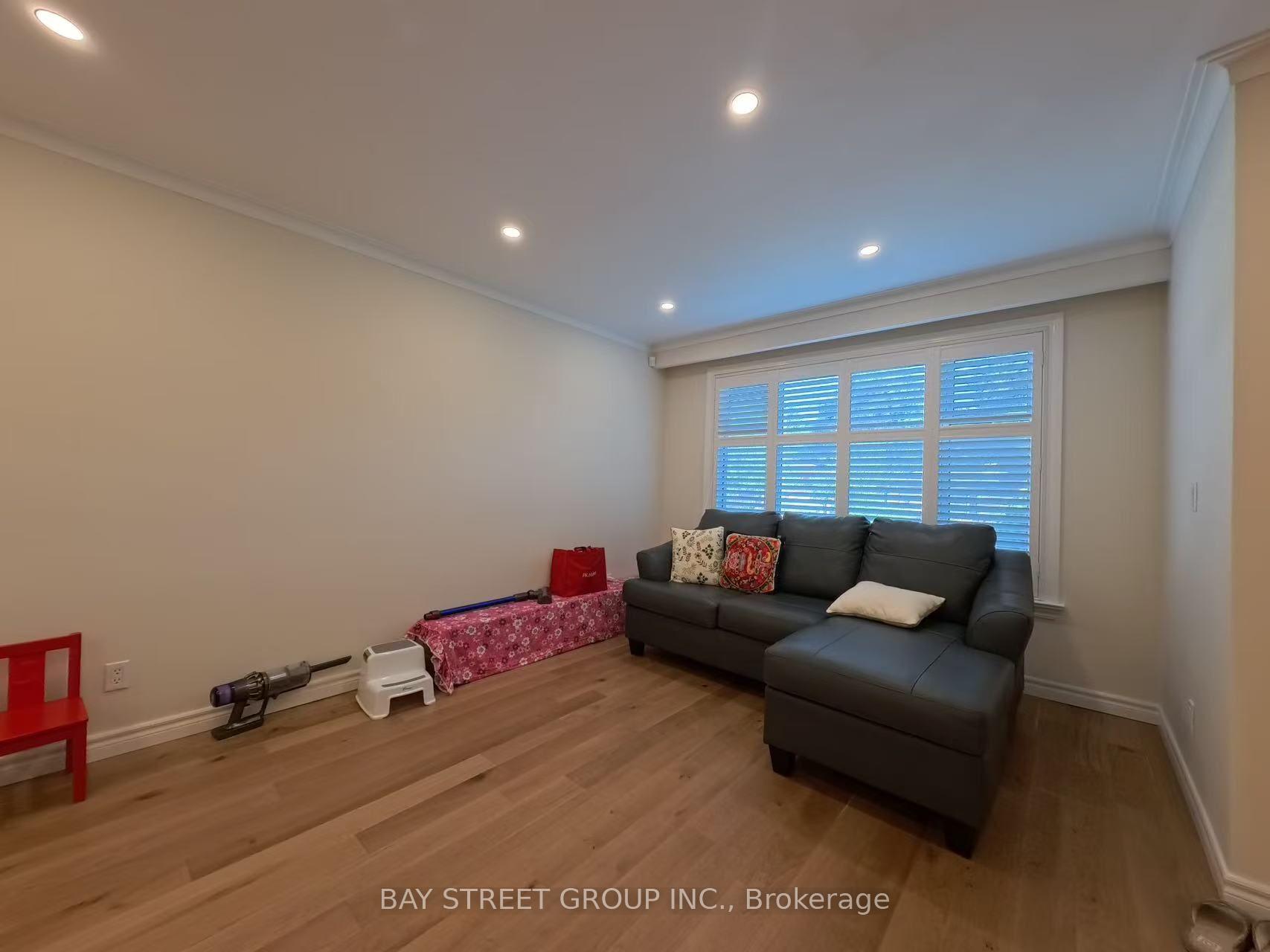 Photo 7 of 402 Osiris Drive, Richmond Hill, Crosby — HOMEH