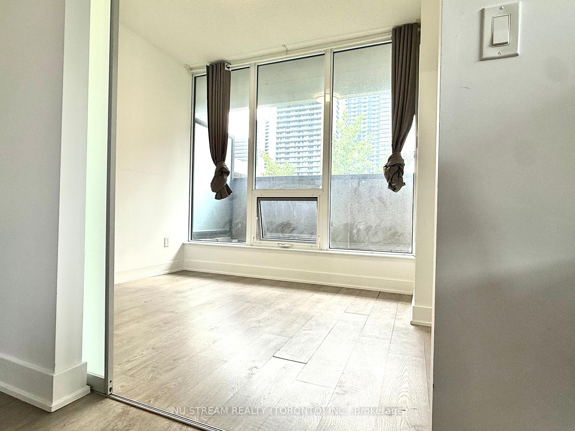 Photo 11 of Unit 211, 88 Sheppard Avenue E, North York, Willowdale East — HOMEH