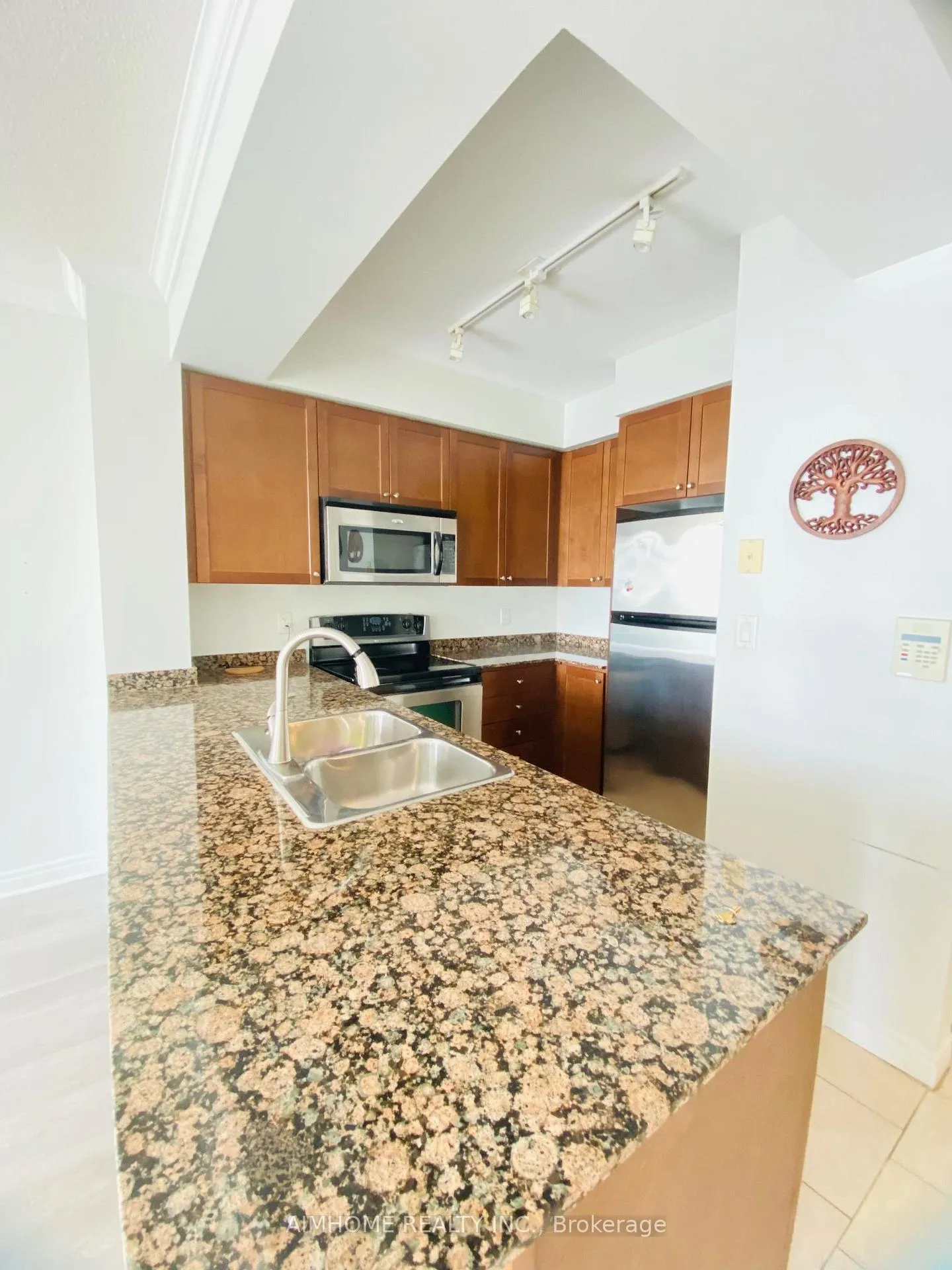 Photo 5 of Unit 1208, 100 Promenade Circle, Vaughan, Brownridge — HOMEH