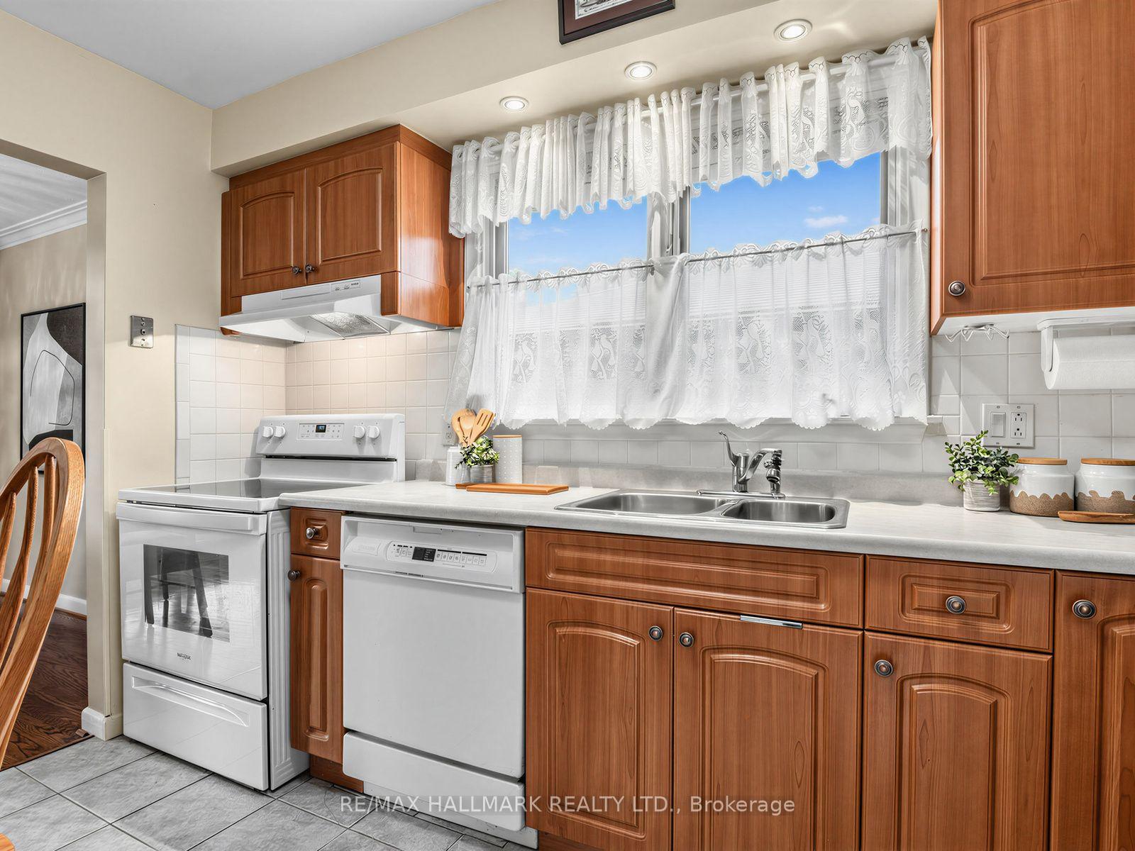 Photo 15 of 23 Lynnbrook Drive, Scarborough, Woburn — HOMEH