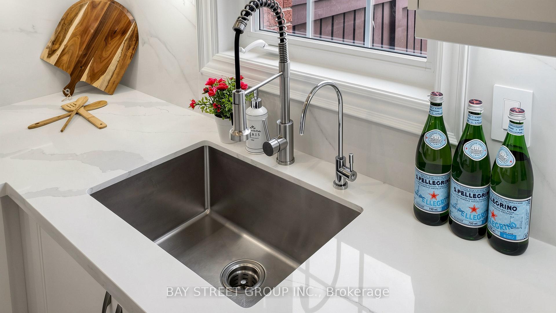 Photo 15 of 97 Zokol Drive, Aurora, Bayview Northeast — HOMEH