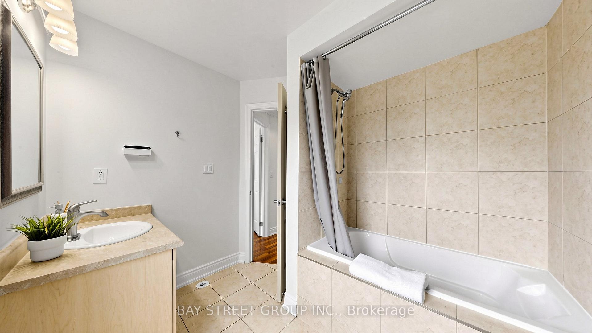 Photo 35 of 97 Zokol Drive, Aurora, Bayview Northeast — HOMEH