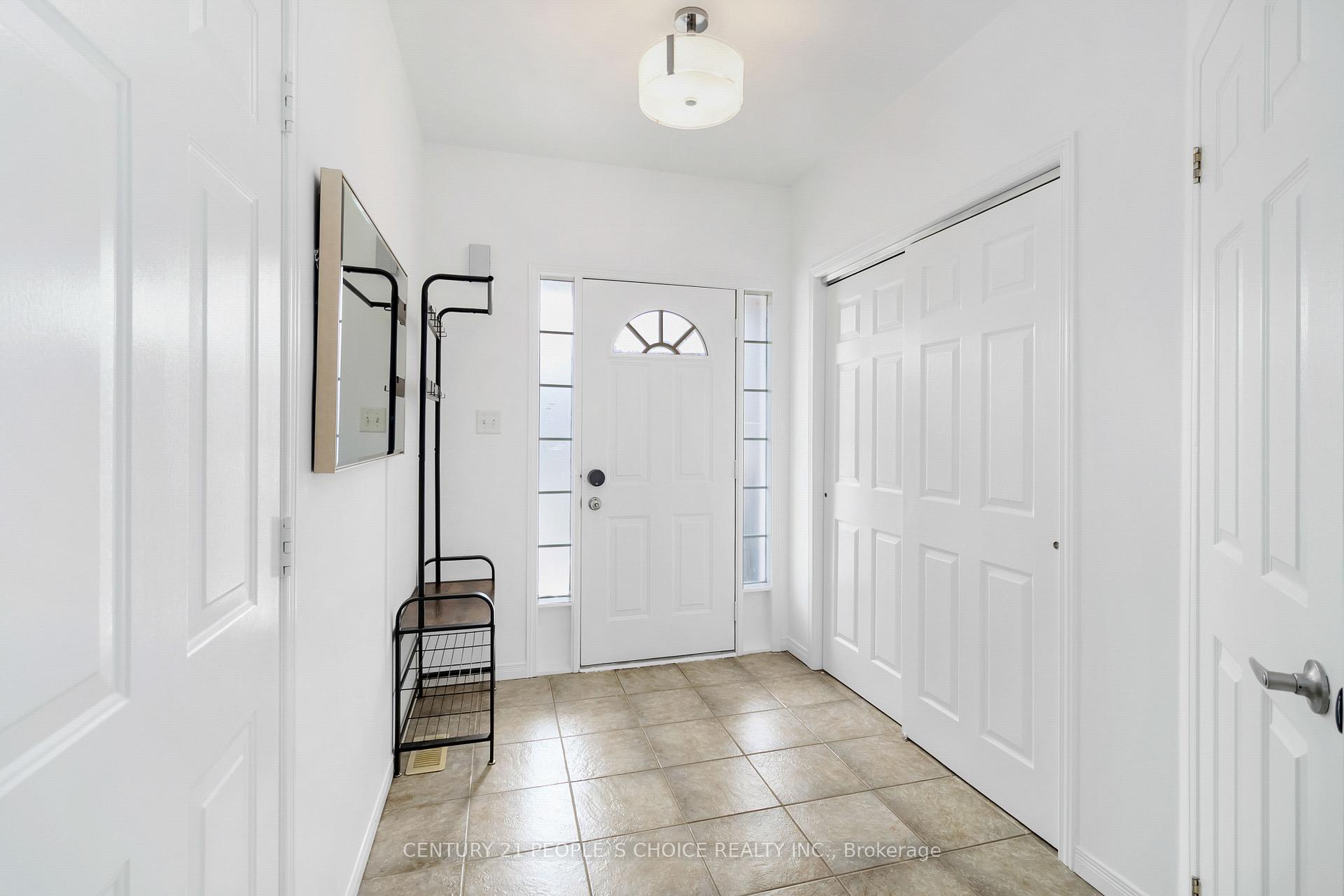 Photo 3 of 2145 Redstone Crescent, Oakville, Westmount — HOMEH