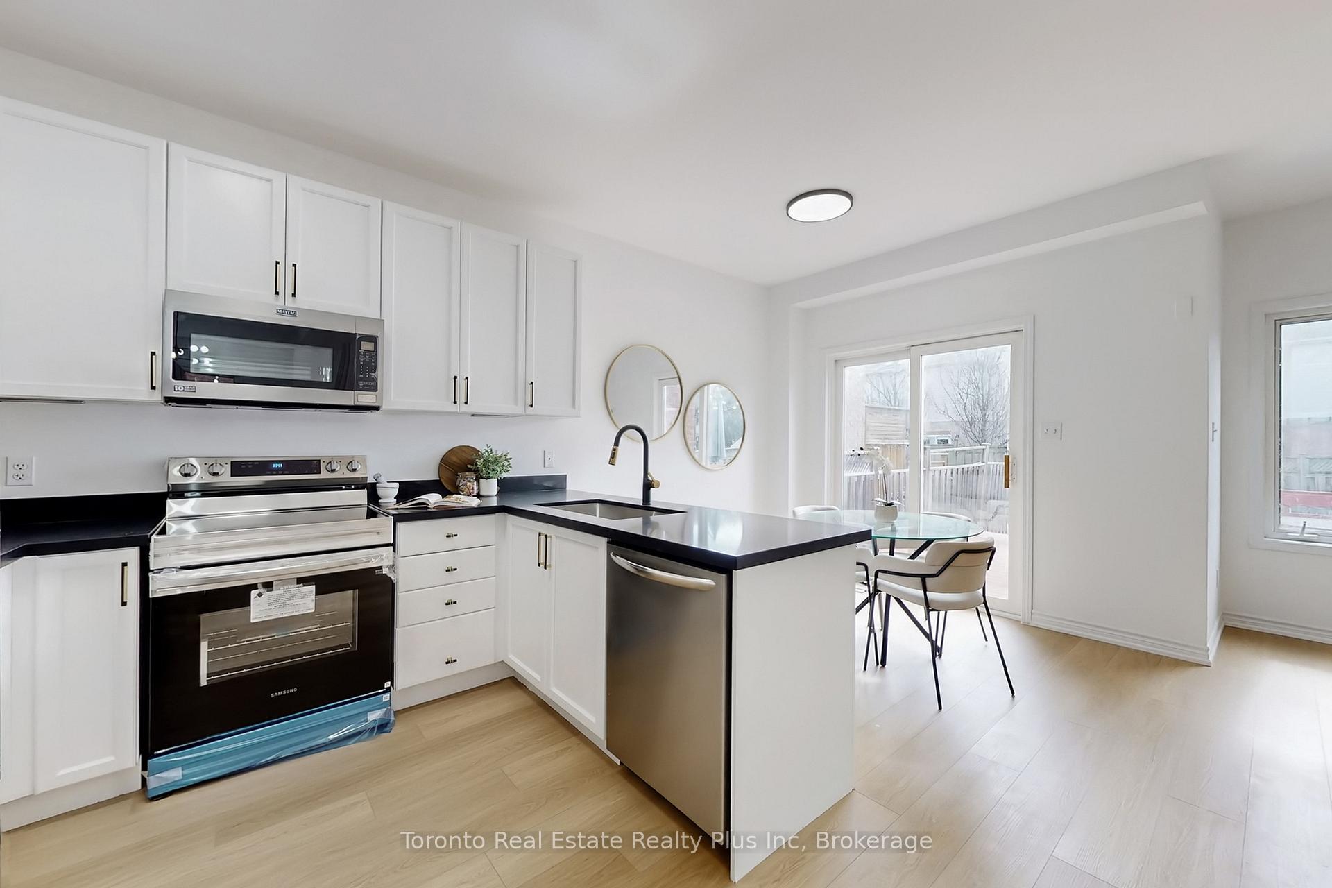 Photo 6 of 1303 Macinally Court, Oshawa, Pinecrest — HOMEH