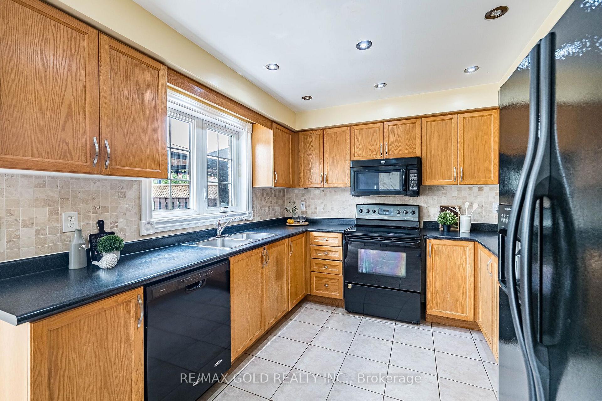 Photo 12 of 48 Redfinch Way, Brampton, Fletcher's Meadow — HOMEH