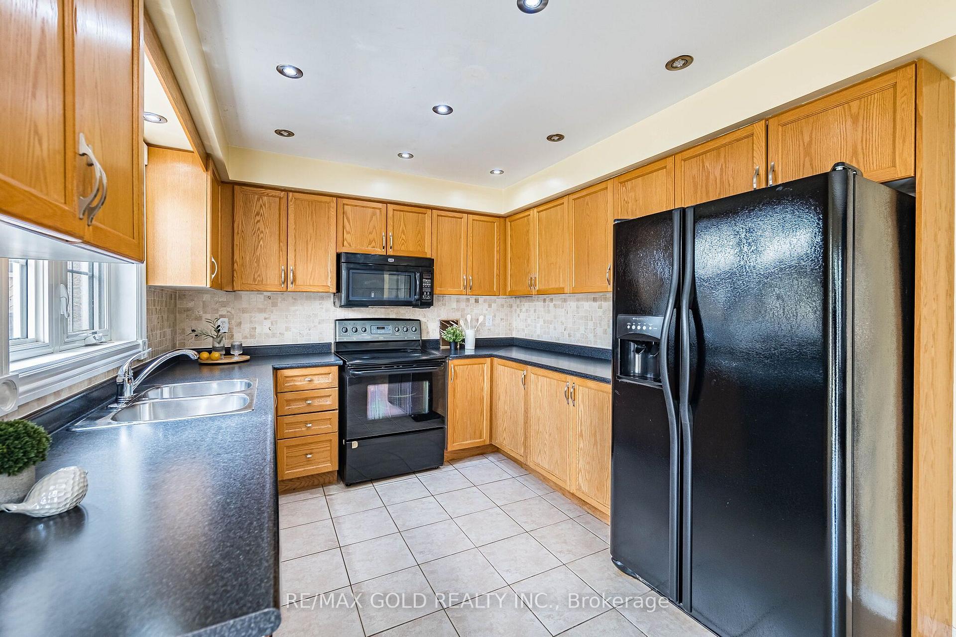 Photo 13 of 48 Redfinch Way, Brampton, Fletcher's Meadow — HOMEH