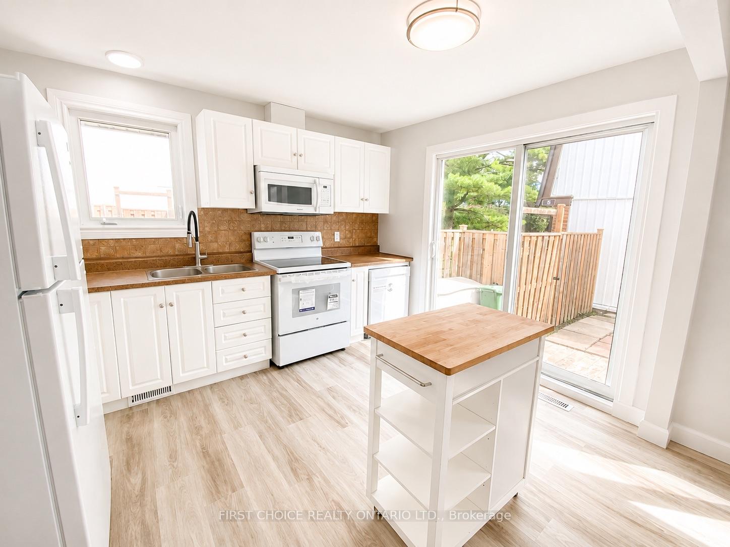Photo 3 of Unit 6, 837 Eastvale Drive, Ottawa, Beaconwood — HOMEH