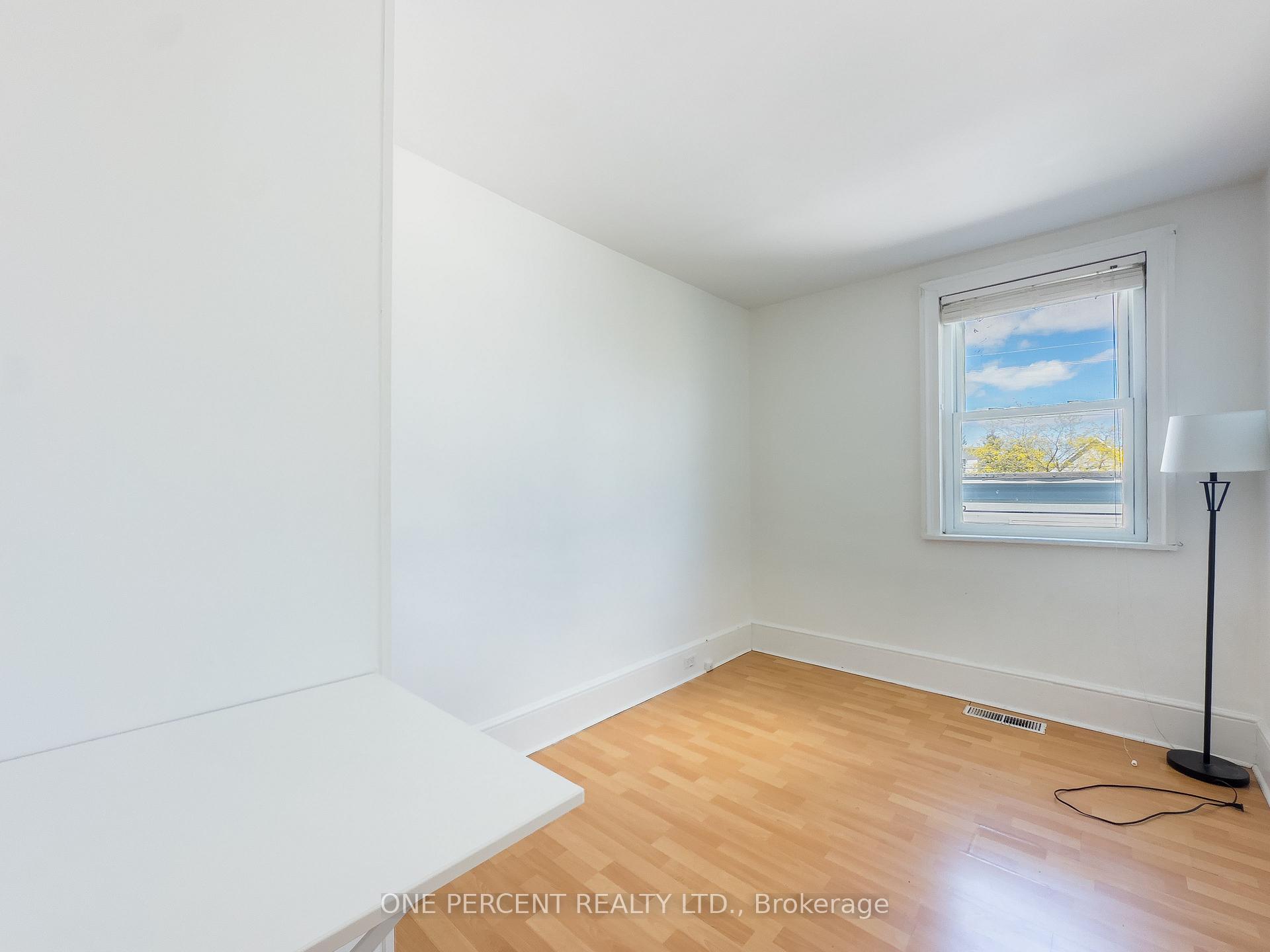 Photo 11 of 138 Chatham Street, Kingston, East of Sir John A. Blvd — HOMEH