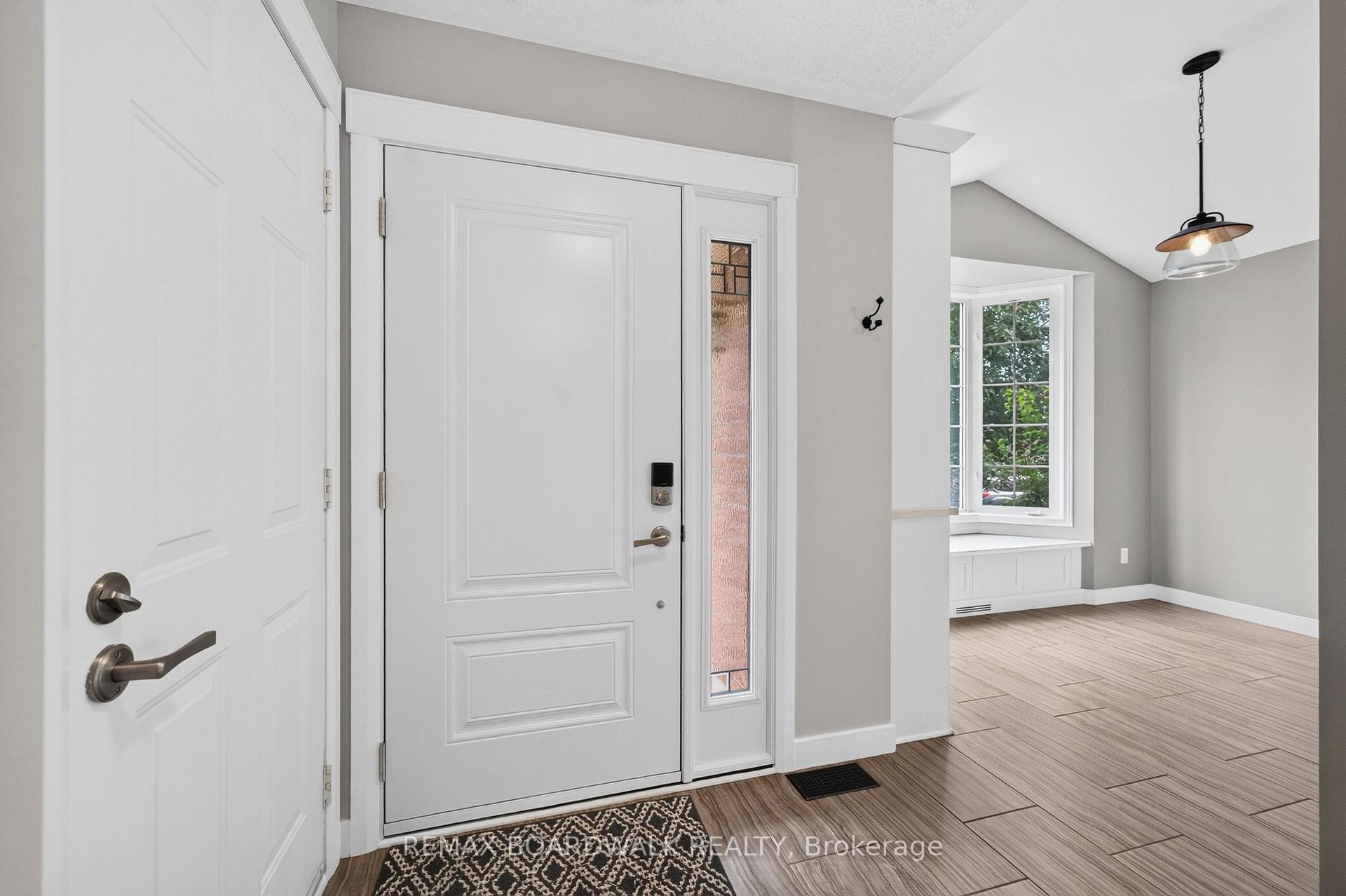 Photo 3 of 22 Burnstead Crescent, Ottawa, Kanata - Emerald Meadows/Trailwest — HOMEH