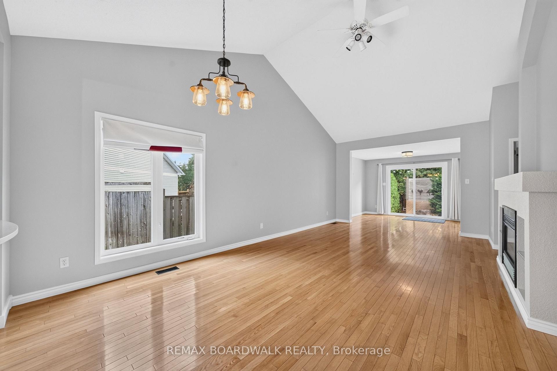 Photo 4 of 22 Burnstead Crescent, Ottawa, Kanata - Emerald Meadows/Trailwest — HOMEH