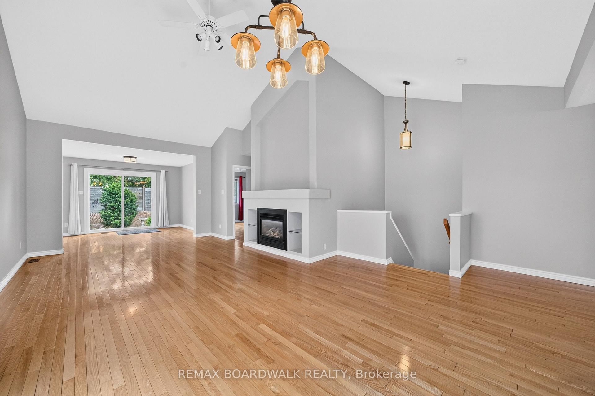Photo 5 of 22 Burnstead Crescent, Ottawa, Kanata - Emerald Meadows/Trailwest — HOMEH