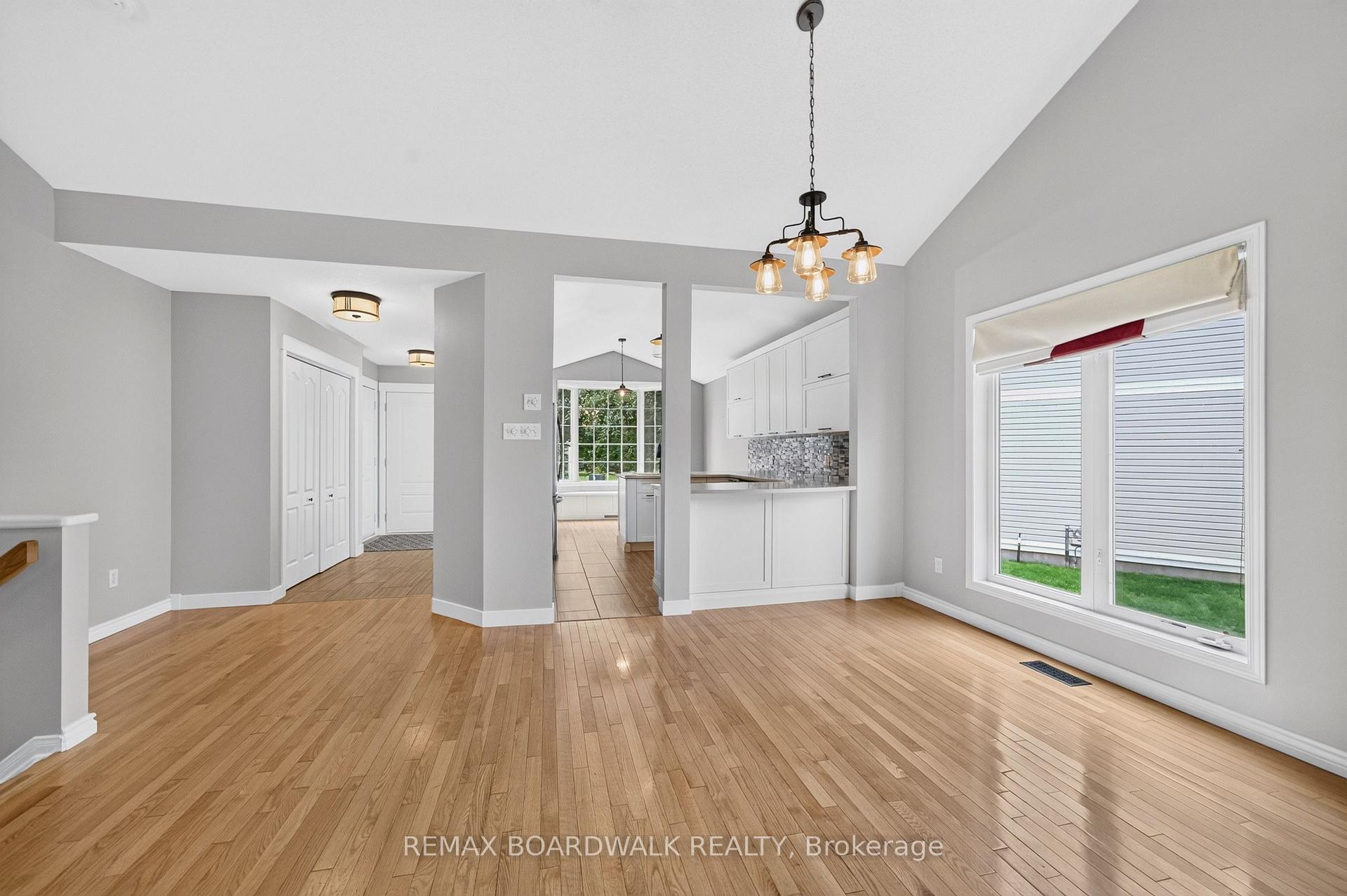 Photo 6 of 22 Burnstead Crescent, Ottawa, Kanata - Emerald Meadows/Trailwest — HOMEH