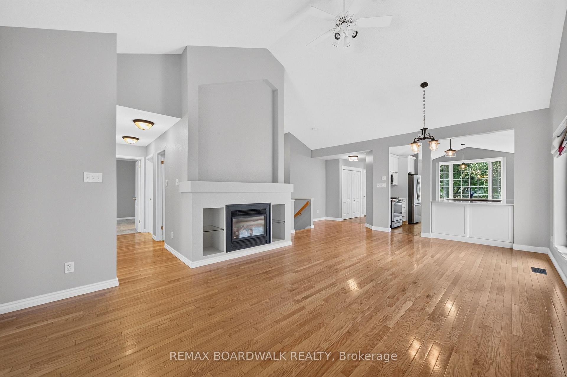 Photo 7 of 22 Burnstead Crescent, Ottawa, Kanata - Emerald Meadows/Trailwest — HOMEH