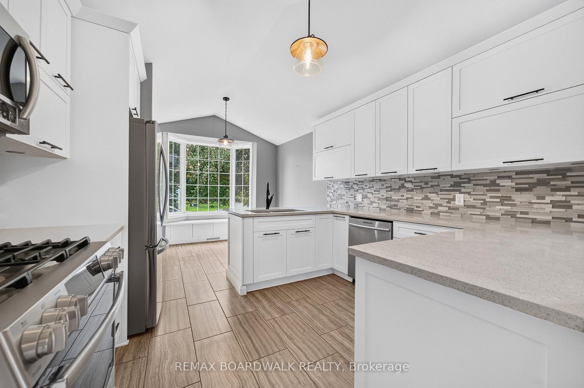 Photo 8 of 22 Burnstead Crescent, Ottawa, Kanata - Emerald Meadows/Trailwest — HOMEH