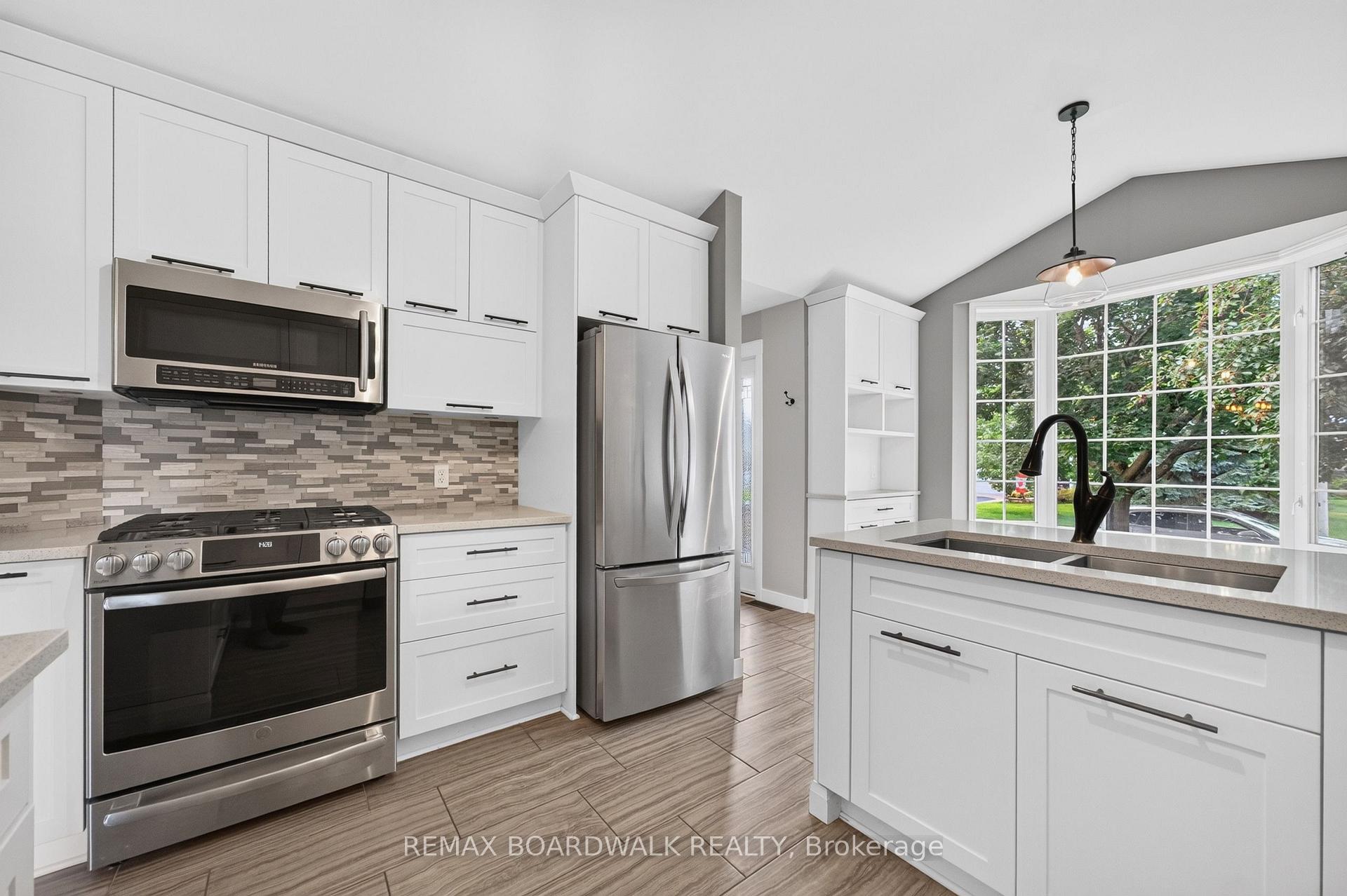 Photo 9 of 22 Burnstead Crescent, Ottawa, Kanata - Emerald Meadows/Trailwest — HOMEH