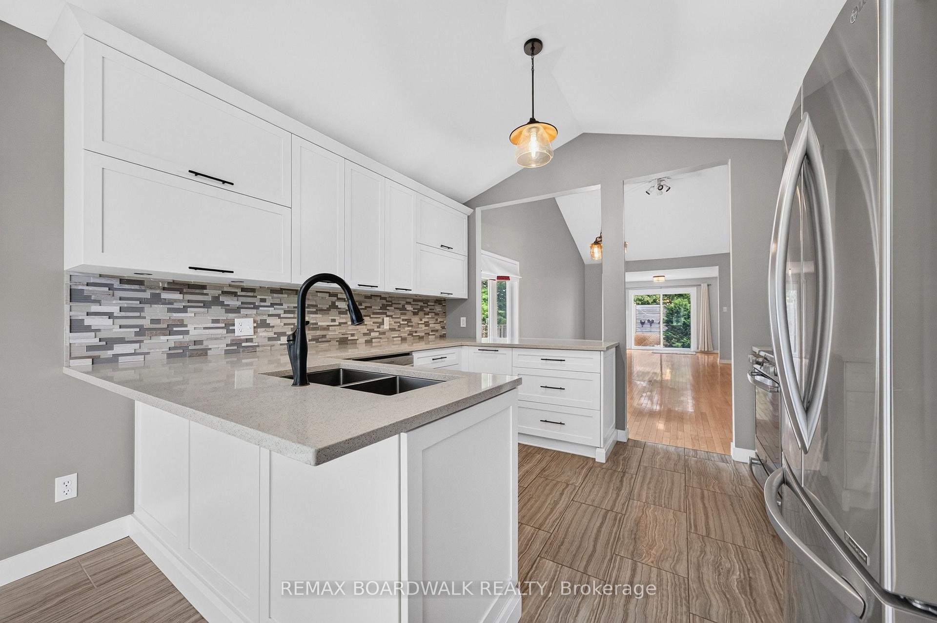 Photo 10 of 22 Burnstead Crescent, Ottawa, Kanata - Emerald Meadows/Trailwest — HOMEH