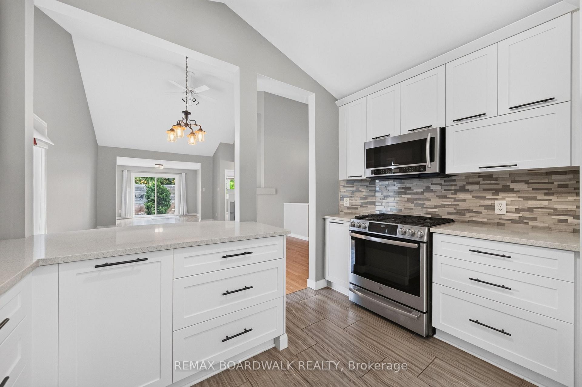 Photo 11 of 22 Burnstead Crescent, Ottawa, Kanata - Emerald Meadows/Trailwest — HOMEH