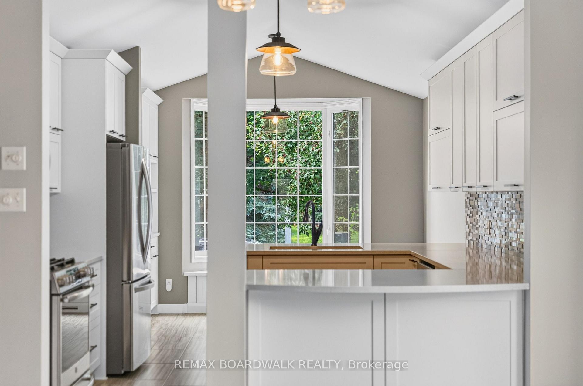 Photo 12 of 22 Burnstead Crescent, Ottawa, Kanata - Emerald Meadows/Trailwest — HOMEH