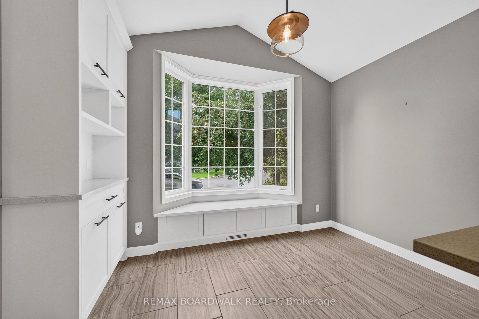 Photo 13 of 22 Burnstead Crescent, Ottawa, Kanata - Emerald Meadows/Trailwest — HOMEH